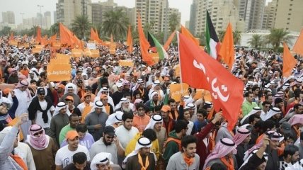 Десятки тысяч жителей Кувейта вышли на демонстрации протеста
