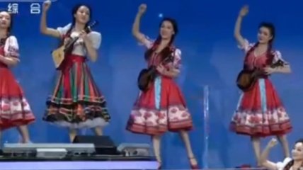 На праздновании Нового года в Китае станцевали "русский" гопак на фоне Кремля (видео)