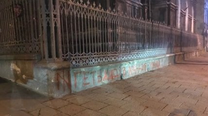 В Одессе вандалы обрисовали здание музея Холокоста антисемитскими надписями
