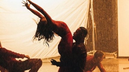 Страсть и пламя: Мишель Андраде порадовала фанов горячими танцами в новом клипе (Видео)