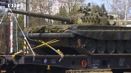 Чешский танк Т-72 во время отправки в Украину