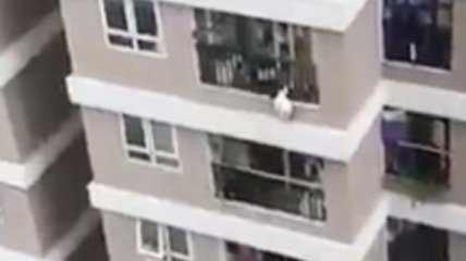 Курьер спас ребенка, упавшего с 12-го этажа (видео)