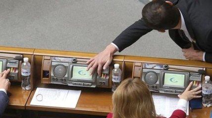 Разумков подписал закон о наказании нардепов за "кнопкодавство"  
