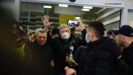 Петр Порошенко прибыл в аэропорт "Киев" ("Жуляны")