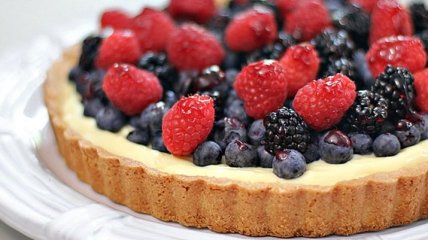 Как приготовить пышный пирог с ягодами и сметанным кремом в духовке