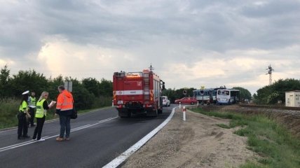 Потяг протаранив пасажирський автобус: в Чехії сталося ДТП, багато поранених
