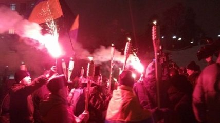 Годовщина разгона Евромайдана: Активисты пришли на Банковую с факелами