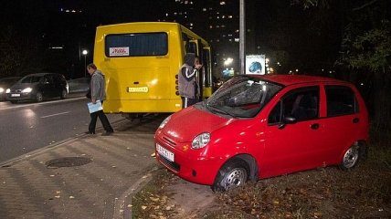 В Киеве маршрутка с пассажирами столкнулась с легковушкой: фото и видео