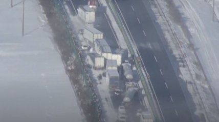Из-за снежного шторма в Японии столкнулось почти 140 машин, есть погибший (фото и видео)