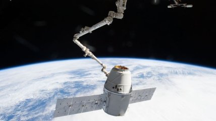 Космический грузовик Dragon приводнился в Тихом океане