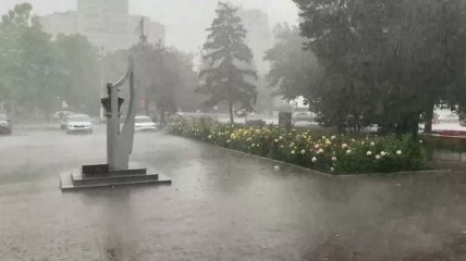 Уже падают деревья: на Одессу обрушился дождь со шквалом (видео) 