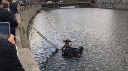 Машина слетела в реку в центре Харькова: первое видео ЧП