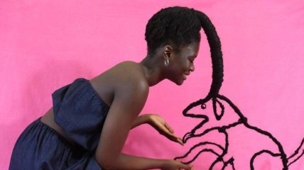 Африканская девушка из собственных волос создает объемные фигуры (Фото)