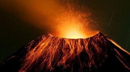 Извержение вулкана Тунгурауа сняли на видео