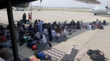Граждане ожидают посадку в украинский самолет в Кабуле