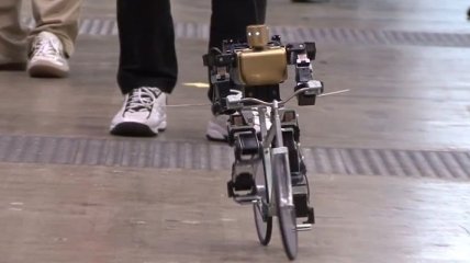 Робот, который ездит на велосипеде совсем как человек  (Видео)