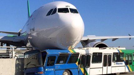 Иранский самолет врезался в ограждение аэропорта в Стамбуле
