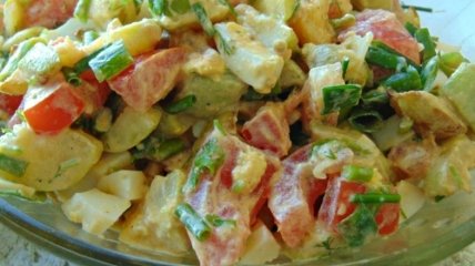 Легкий і ситний салат із смаженими кабачками