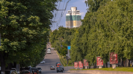 Проспект Поля влітку