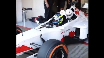 Незрячего болельщика прокатили на двухместной машине Формулы-1 (Видео)