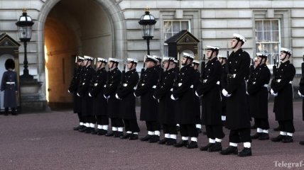 Британские моряки поучаствовали в смене караула Букингемского дворца