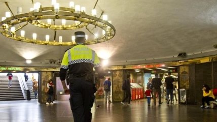 Избиение безбилетника в метро Барселоны переросло в расистский скандал