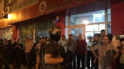 В Турции неизвестный застрелил полицейского и захватил заложника в суде