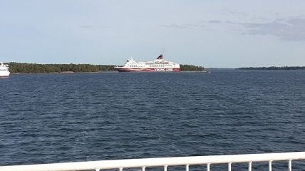 Чуть не "врезался" в остров: финский паром с сотнями людей на борту сел на мель на полпути к Стокгольму