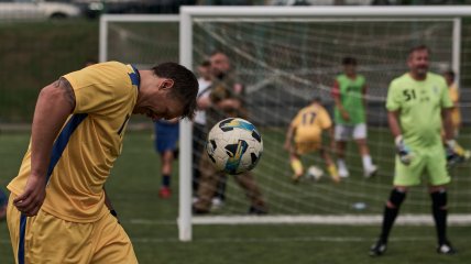 Александр Усик играет в футбол