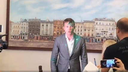 Во Львове заммэра облили краской: фото и видео