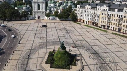 В полиции сделали заявление о дрифтерах на Софийской площади в Киеве (видео)