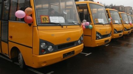 Виктор Янукович считает нужным установить GPS в школьных автобусах  