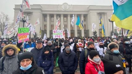 Под Верховной Радой снова протестуют: начались потасовки с полицией