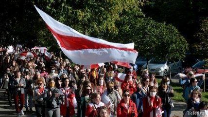 Протесты в Беларуси: на улицы Минска вышли десятки тысяч человек, связь опять глушат