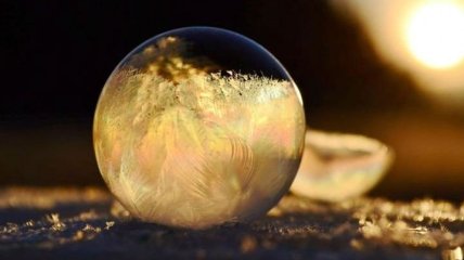 Прекрасный стеклянный шарик: как мыльные пузыри меняются на морозе (Фото)