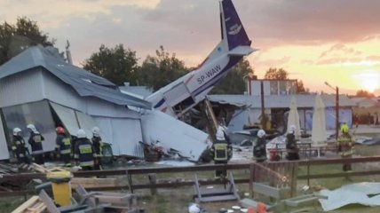 У Польщі літак упав на ангар, у якому люди ховалися від дощу (відео)