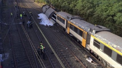 В Испании поезд сошел с рельсов, три человека погибли, многие получили травмы