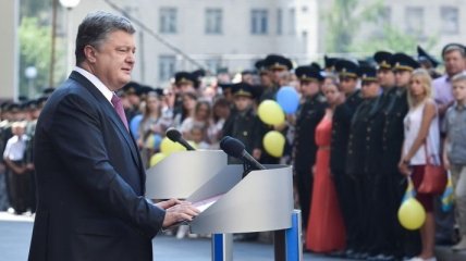 Порошенко: Новое поколение никогда и никому не сдаст Украину