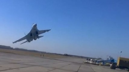 Опасный маневр украинского Су-27 над головами людей (Видео)