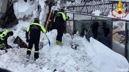 По меньшей мере 10 выживших нашли в накрытом лавиной итальянском отеле