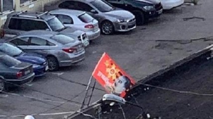 "Убийца миллионов людей? Отлично": в Днепре второй день на крыше здания висит красный флаг с портретом Сталина (видео)