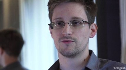 Эдвард Сноуден попросил политического убежища в России
