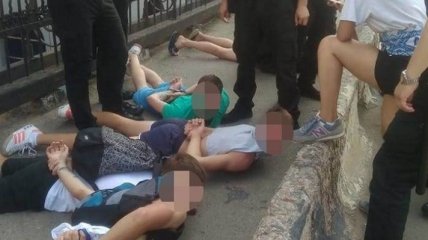 Полиция задержала 8 болельщиков возле дельфинария "Немо" в Одессе 