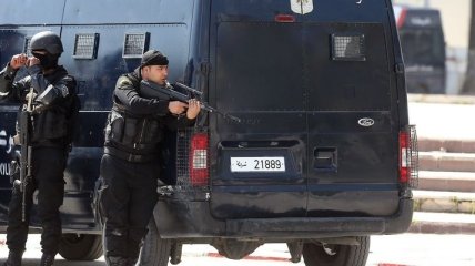 В Тунисе неизвестные атаковали отель с туристами, есть жертвы