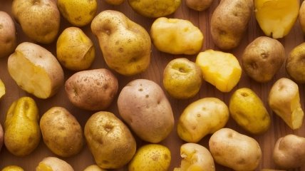 Картоплю можна почистити і без ножа  (зображення створено за допомогою ШІ)