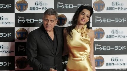 Жена Джорджа Клуни показала стройные ножки