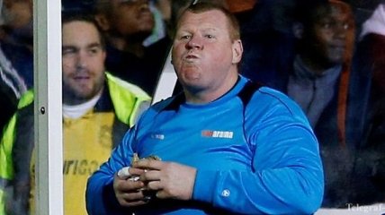 FA выдвинула официальные обвинения вратарю, евшему пирог во время матча