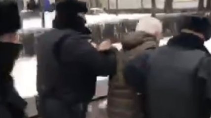 На каждого протестующего пять силовиков: видео массовых задержаний на митингах в поддержку Навального