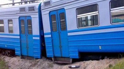 В Азербайджане столкнулись пассажирский поезд и автобус