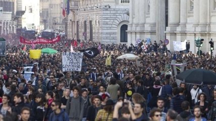 Студенты Италии участвовали в антиправительственных манифестациях